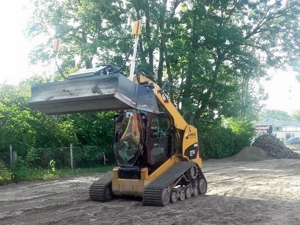 Lasergestuurd egaliseren van een zandbaan aan de Rijksweg in Groningen