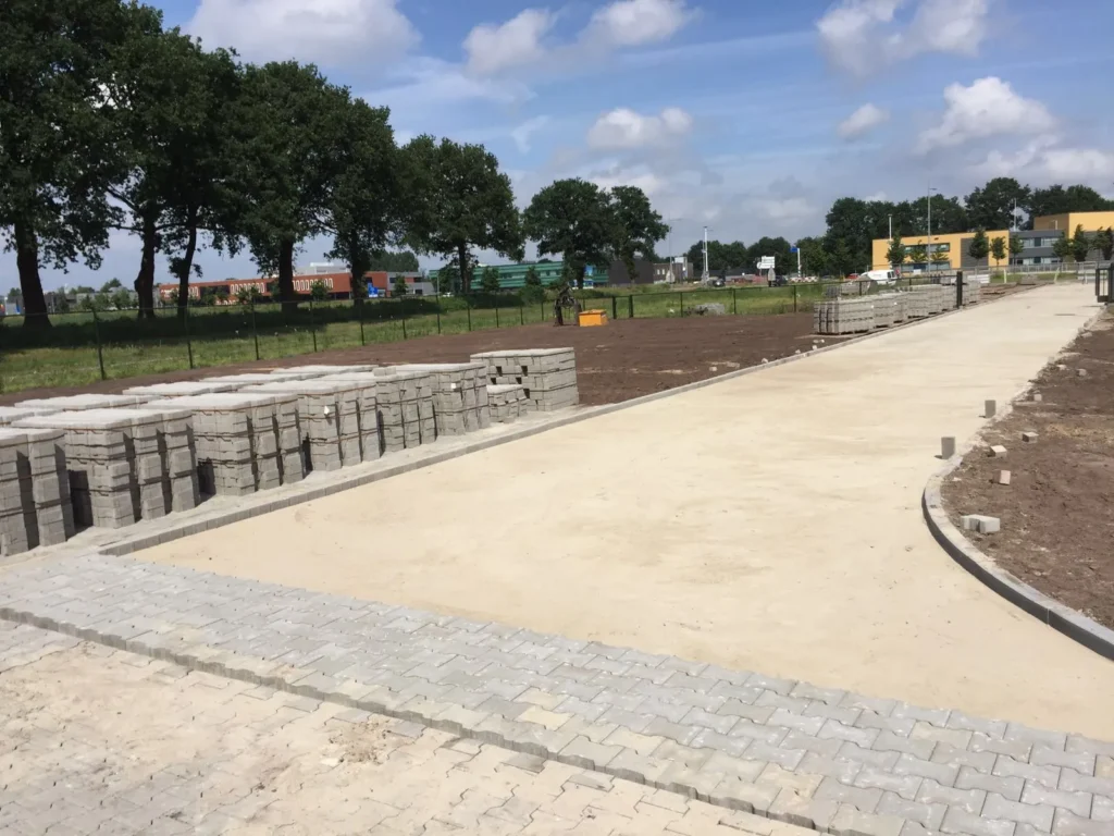Pad in aanleg met opsluitbanden en straatzand