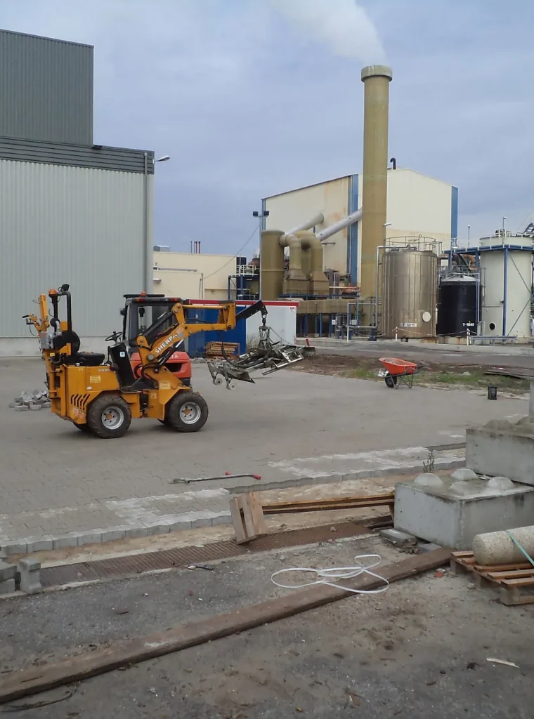 Shovel en pallets klinkers op een bedrijfsterrein in aanleg