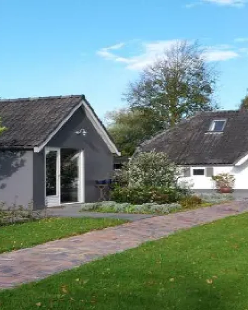 Bestrating rondom een woning en vakantiehuisje in Gieterveen