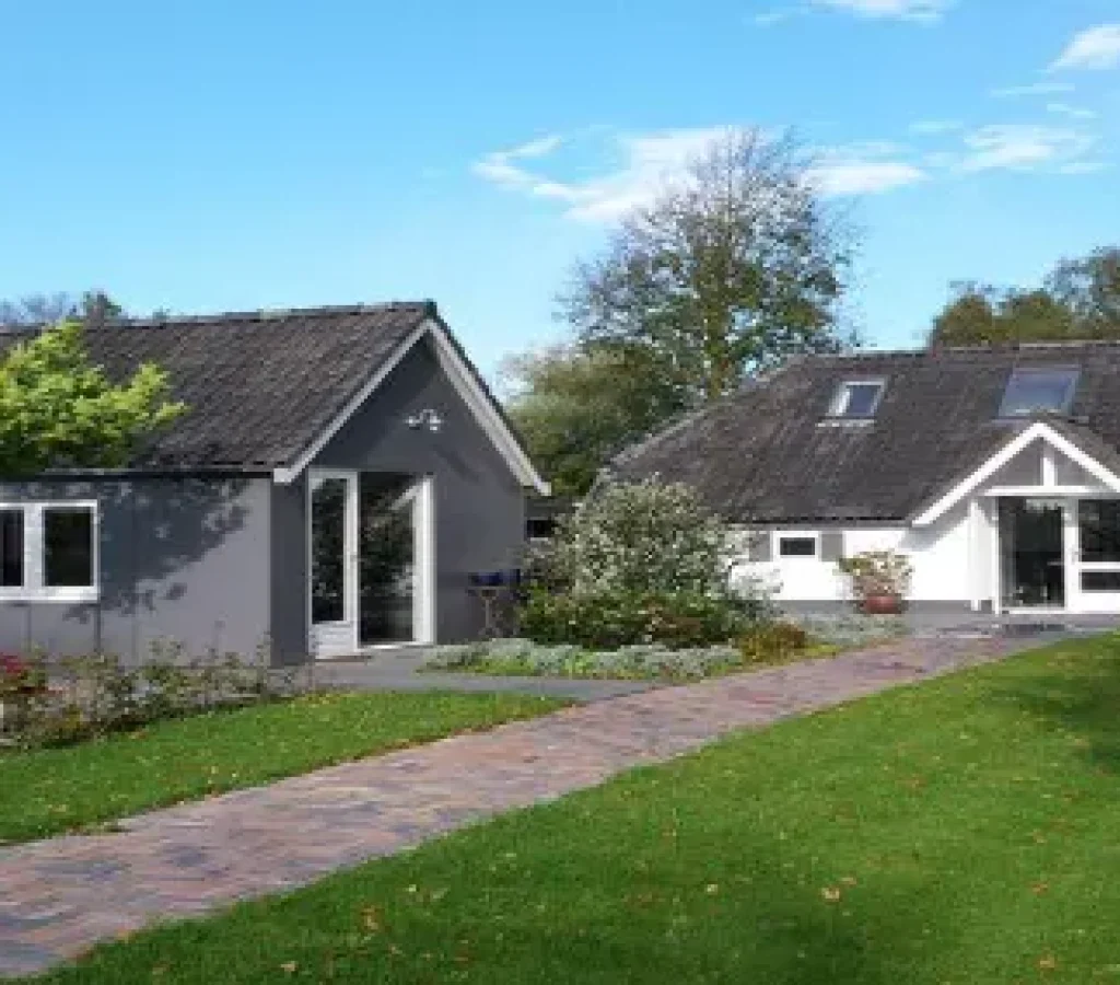 Bestrating rondom een woning en vakantiehuisje in Gieterveen