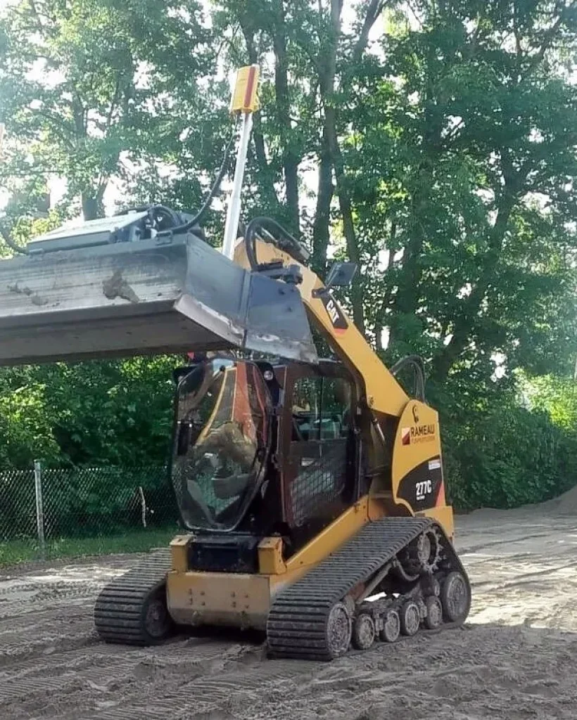 Lasergestuurd egaliseren van een zandbaan aan de Rijksweg in Groningen