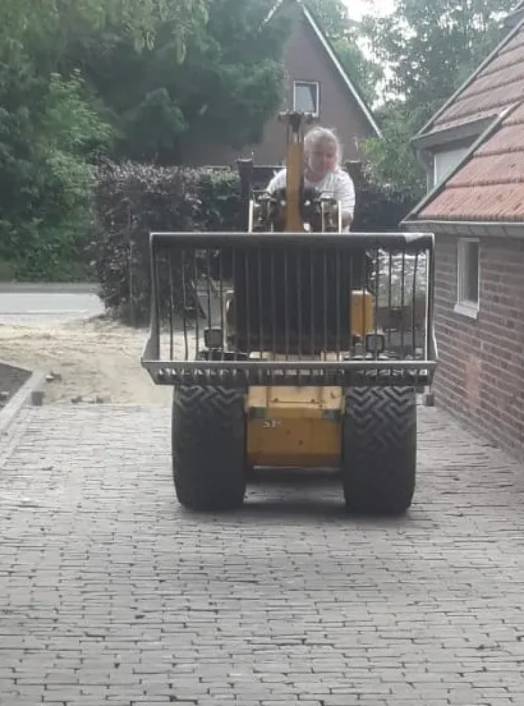 Oprit halfsteens gelegd met gebakken dikformaat in Nieuwediep