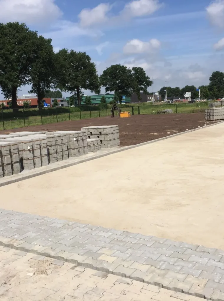 Pad in aanleg met opsluitbanden en straatzand