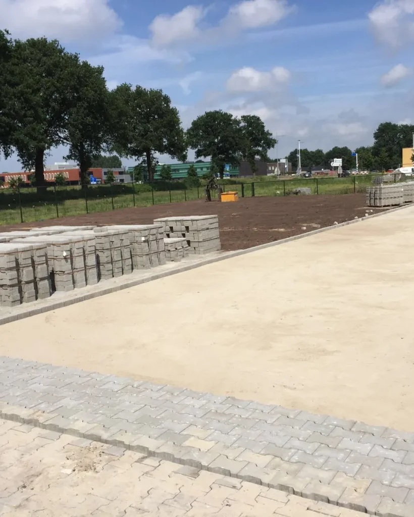 Pad in aanleg met opsluitbanden en straatzand