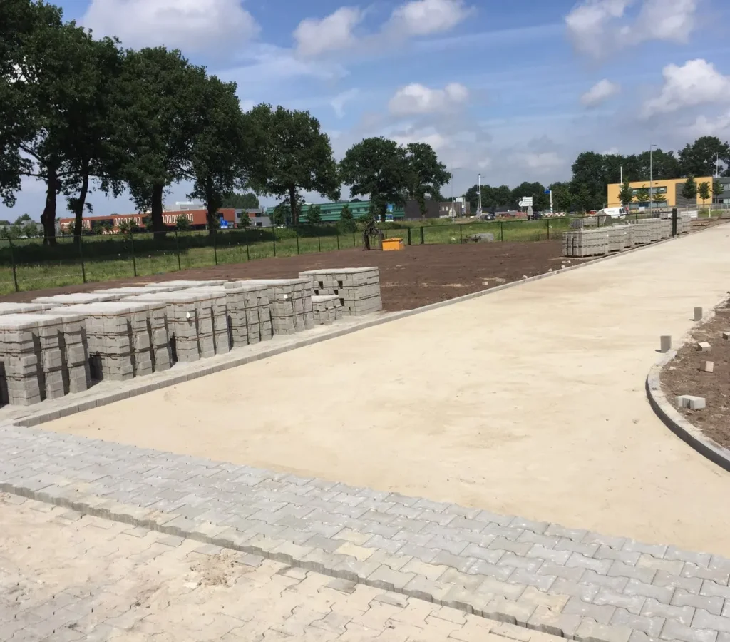 Pad in aanleg met opsluitbanden en straatzand